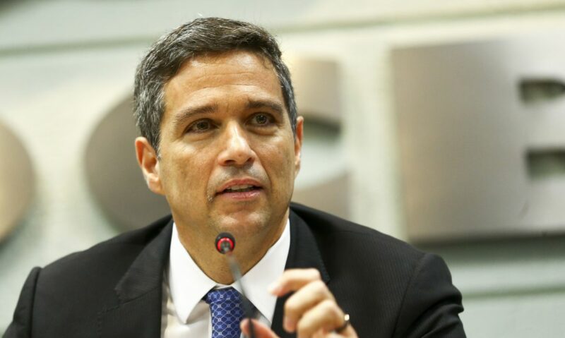 Para presidente do BC, investir em vacina é mais barato do que auxílio