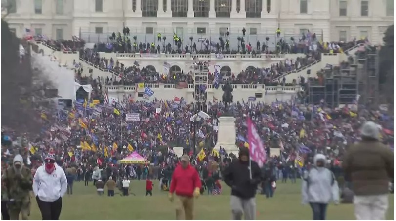 Apoiadores de Trump invadem Congresso dos EUA contra posse de Biden