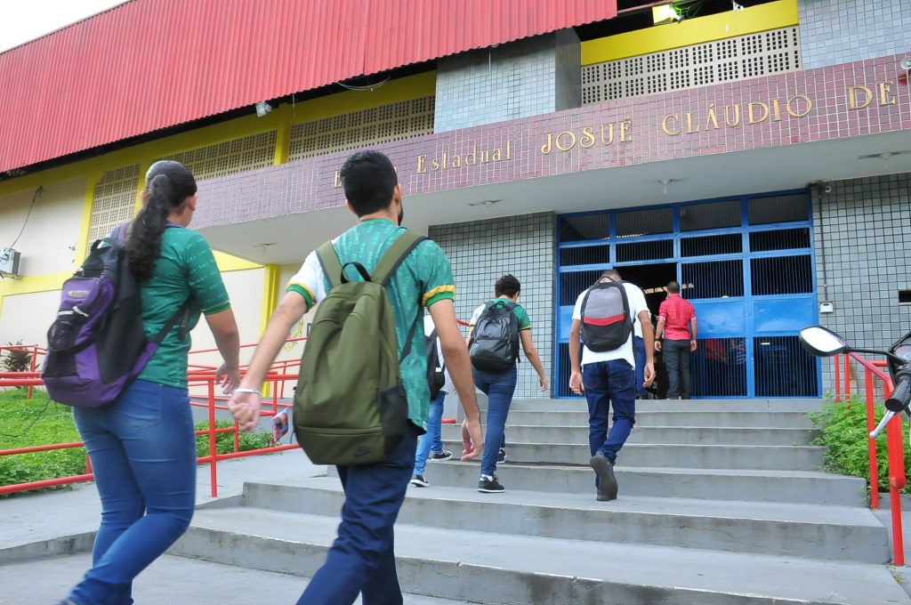 Governo fecha escolas para o Enem