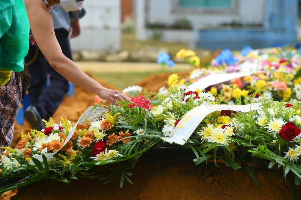 O número de pessoas que morreram pela covid-19 ontem, dia 25, mais que dobrou em relação ao dia anterior.