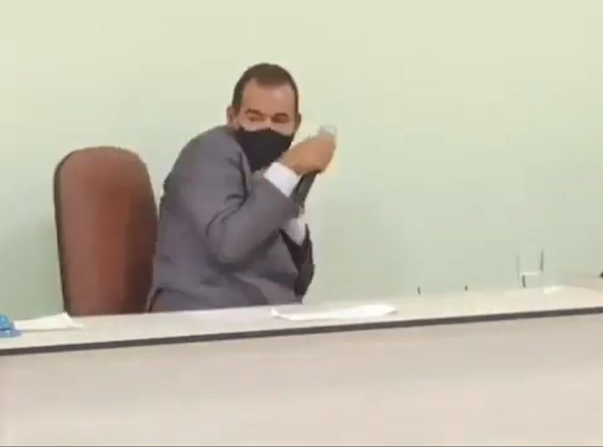 No dia da posse, prefeito é agredido com uma enxada