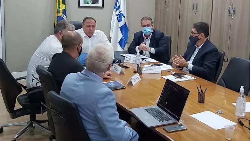 Pazuello anuncia a prefeitos data e hora certas do início da vacinação