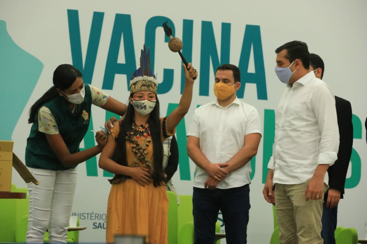 primeira vacinada contra a covid-19 no amaonas