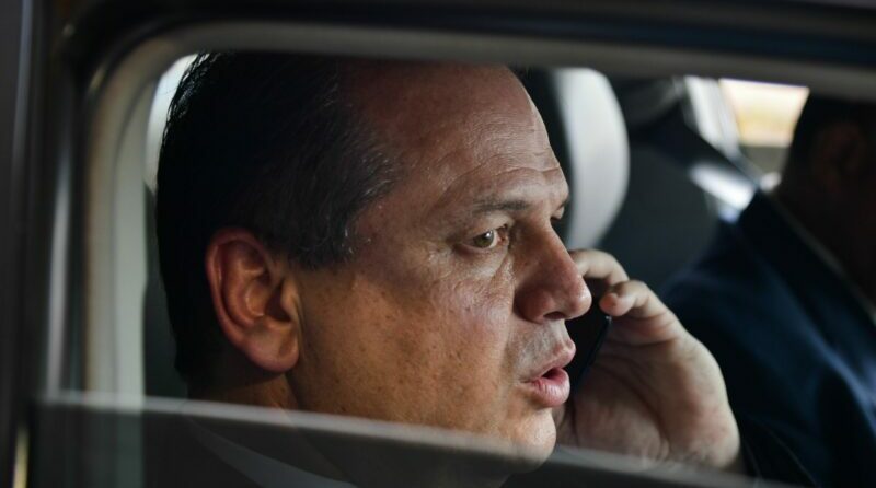 Prisão ameaça líder de Bolsonaro, que alega conluio da PF com Moro