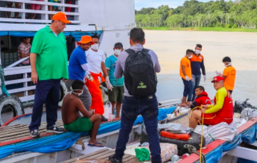 Polícia impede barco