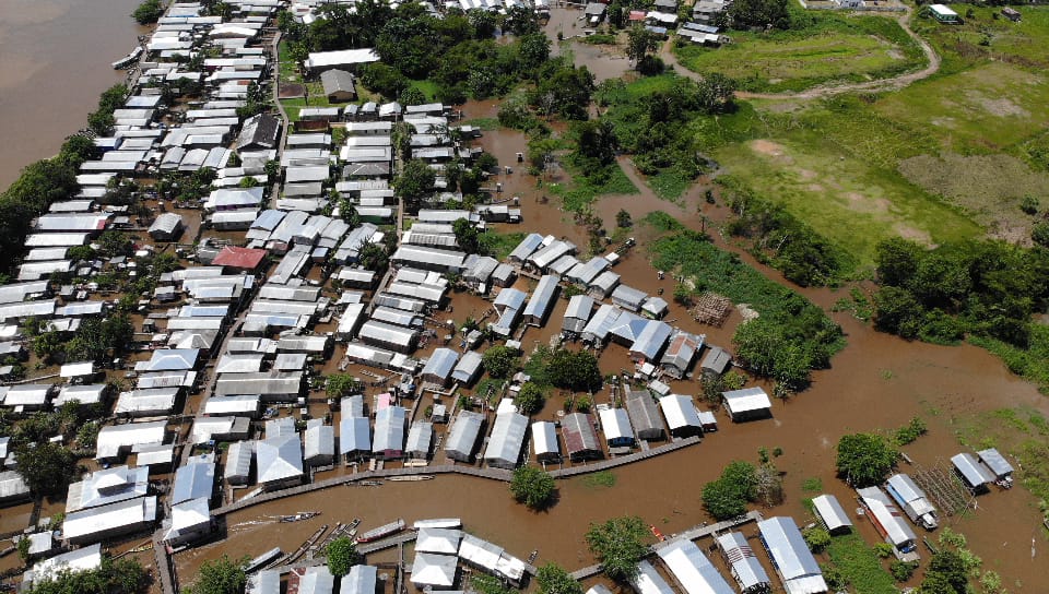 Cheia do Rio Juruá avança sobre bairros e ruas de Eirunepé