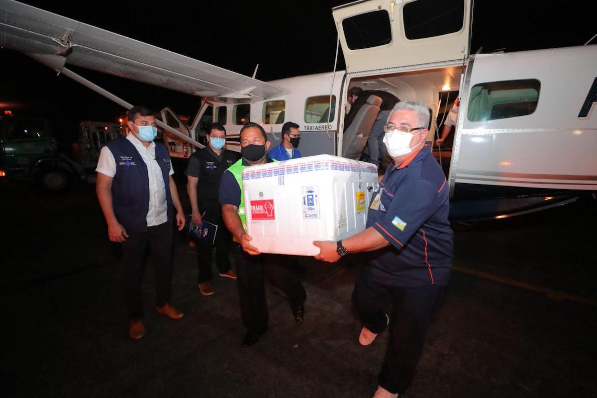 Wilson madrugada no aeroporto para receber 76 mil doses de vacinas