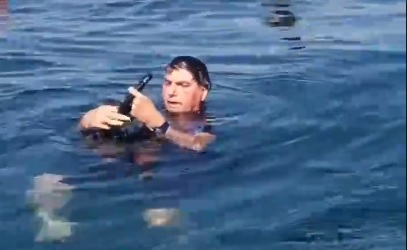 Bolsonaro curte o carnaval, promove aglomeração e ataca a imprensa