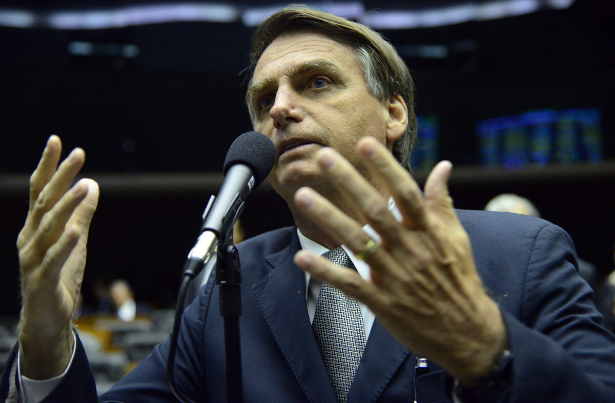 Bosonaro nega compra de vacina