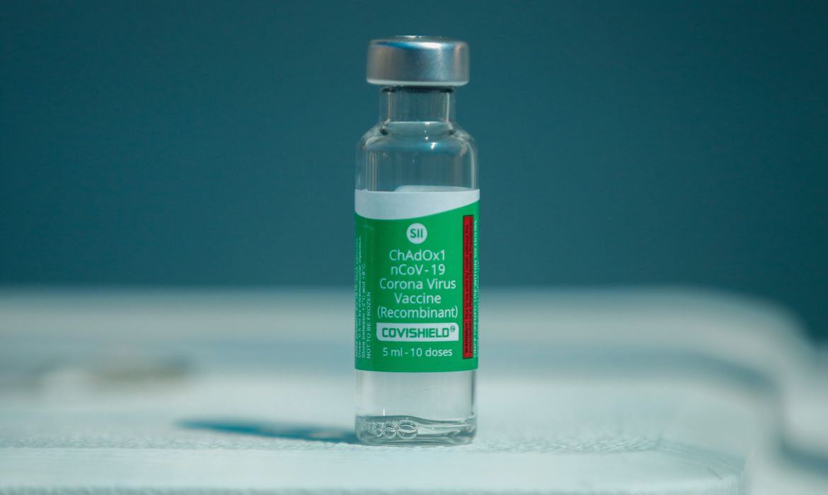 Voo com 2 milhões de doses de vacinas