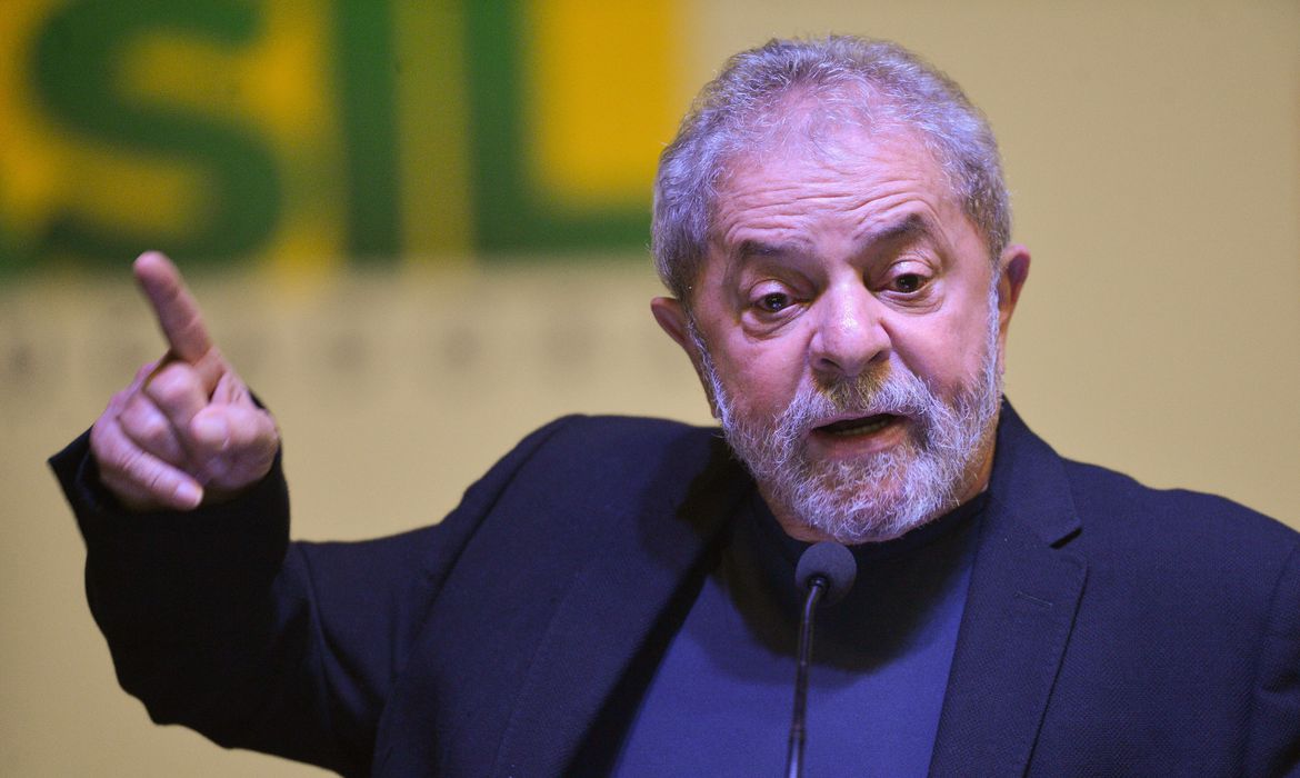 Lula diz que Brasil é chefiado por um presidente genocida
