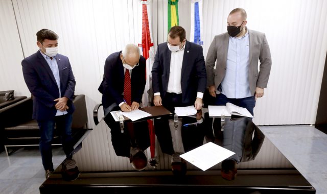 Angellus Figueira toma posse na ALE-AM