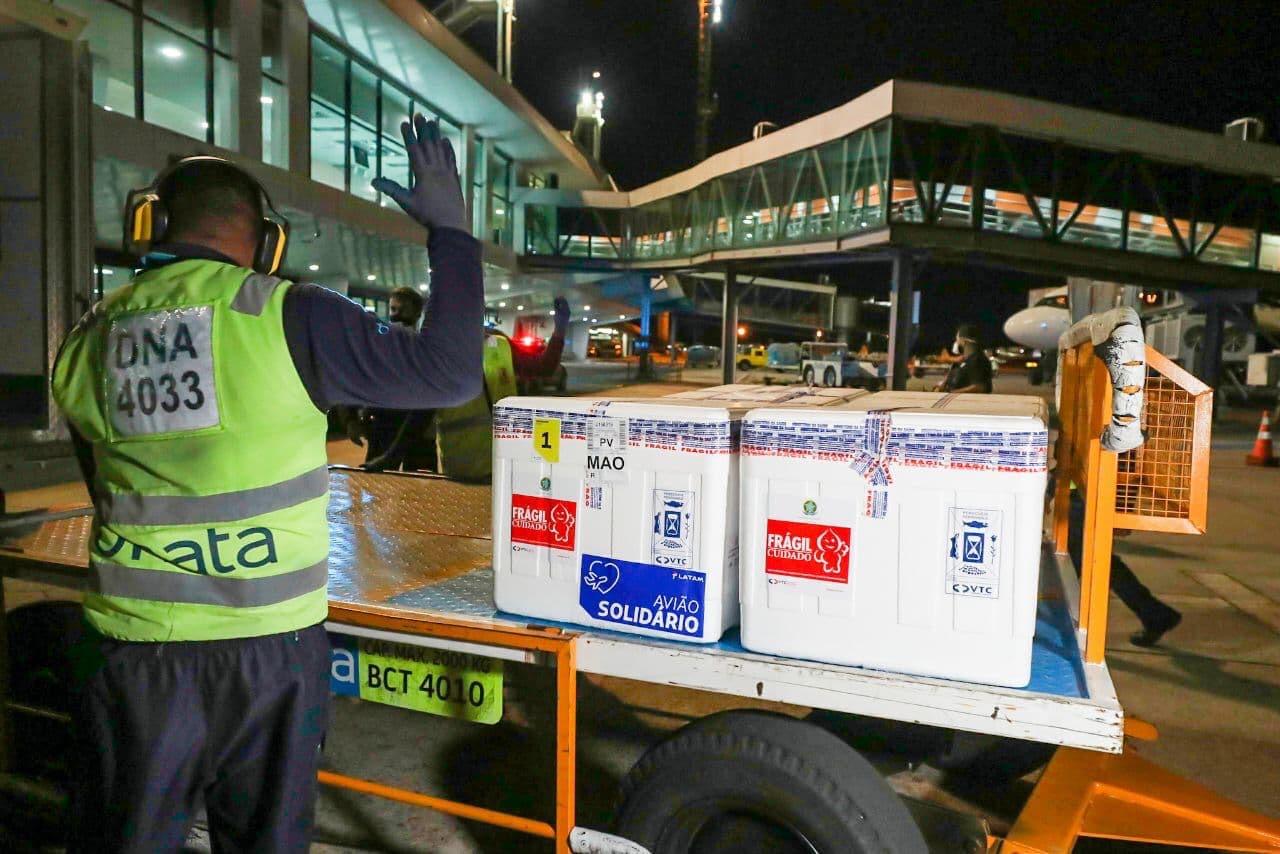 Amazonas recebe, no 10° envio, 44,9 mil doses da Coronavac e Oxford
