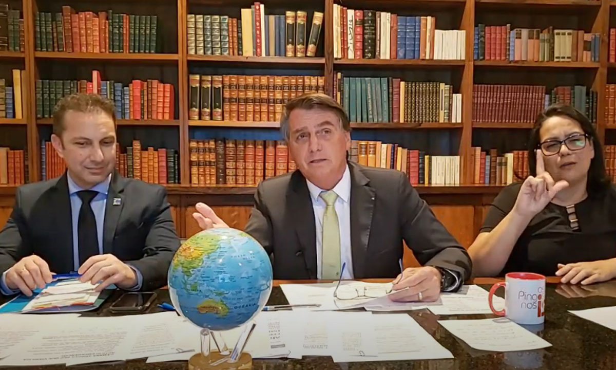 Negação total: Bolsonaro diz que não chamou covid-19 de "gripezinha"