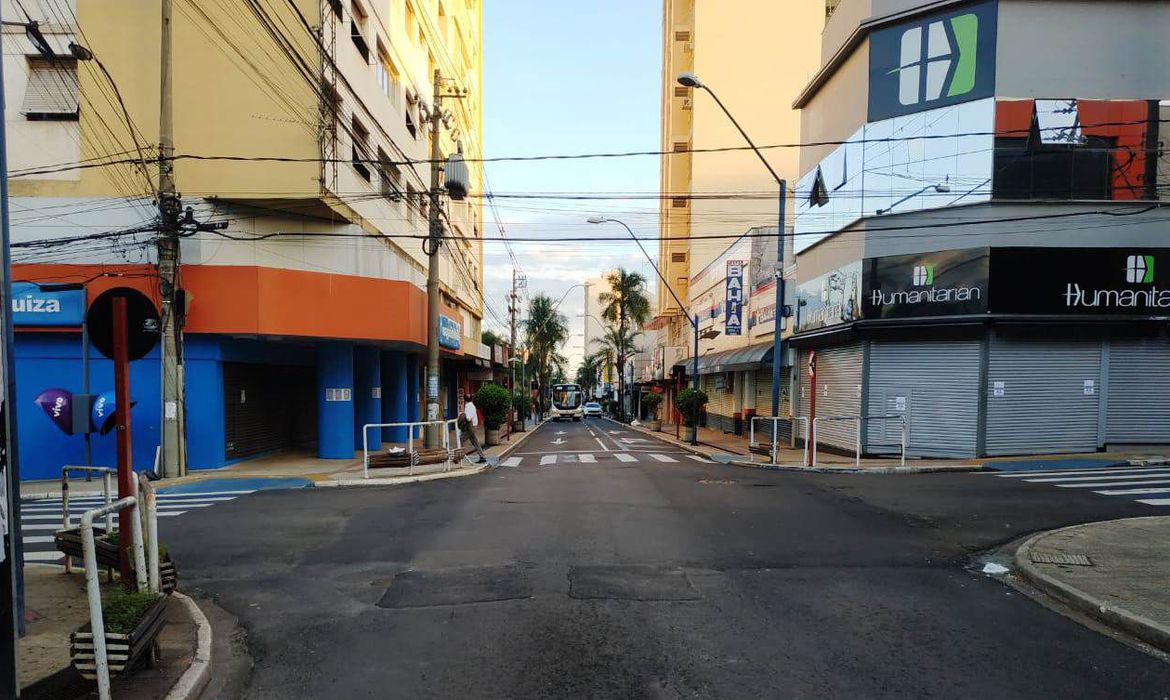 Especialistas em carta aberta a Bolsonaro e a governadores e prefeitos pedem lockdown real coordenado em todo o País