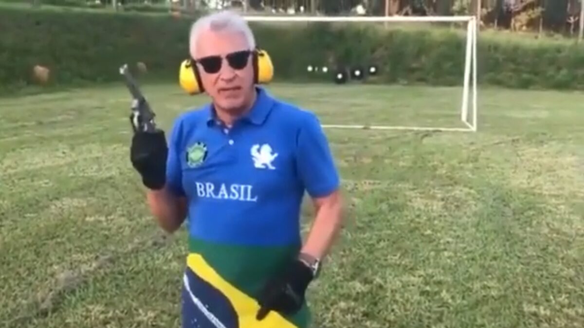 Homem grava vídeo em que atira