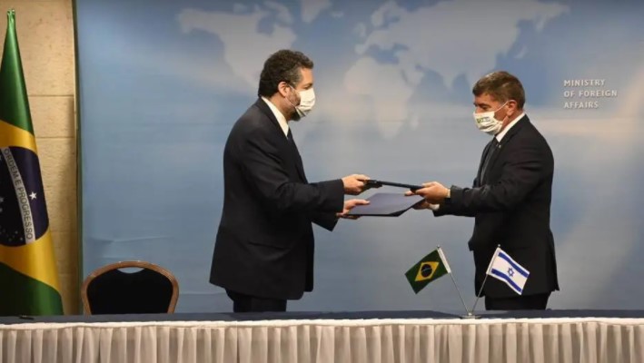 Ministro brasileiro leva "puxão de orelha" em Israel por estar sem máscara