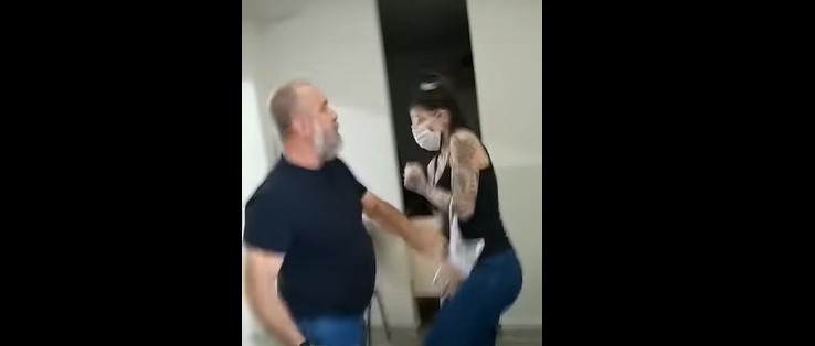 Vídeo mostra médico tomando celular de professora em UBS