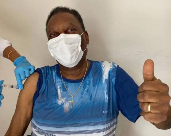 Pelé é vacinado contra a covid-19