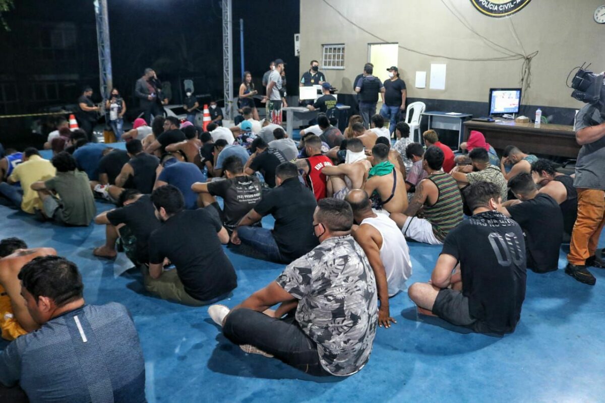 Polícia prende 100 em festa clandestina