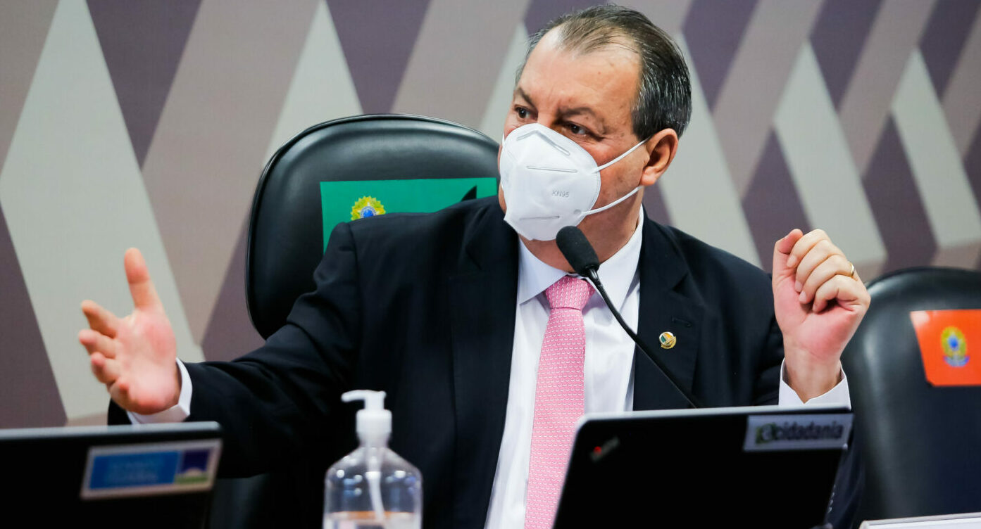 Senador pede a Queiroga que vacine profissionais da segurança