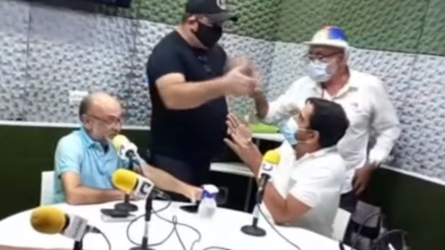 Homens invadem rádio e ameaçam locutor que criticou Jair Bolsonaro