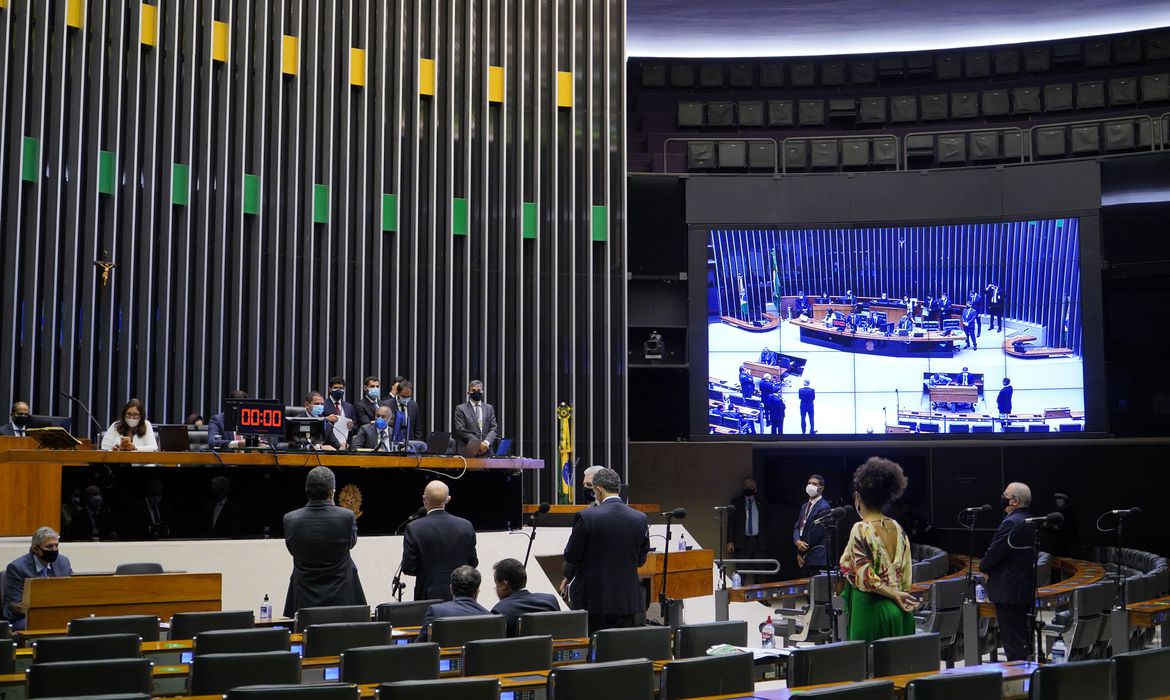 Bolsonaristas traíras sofrem patrulhamento no voto na Câmara