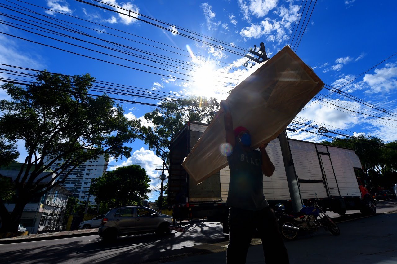 Cidadão leva caixão nas ruas de Manaus