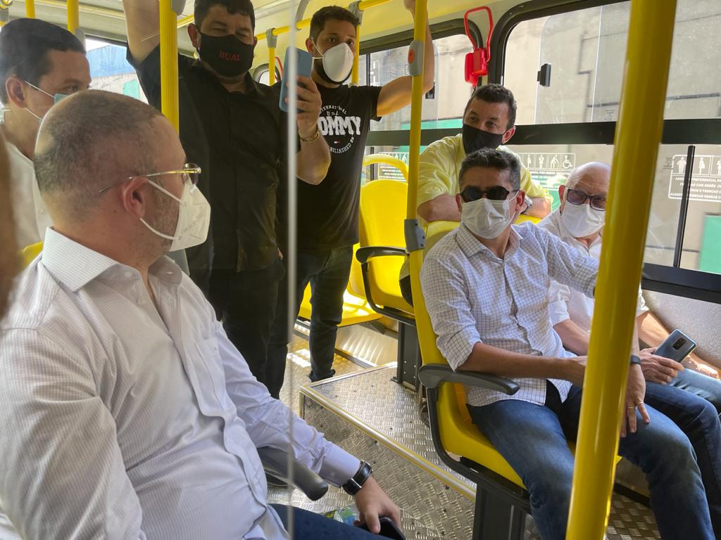Prefeito David Almeida faz test drive em ônibus
