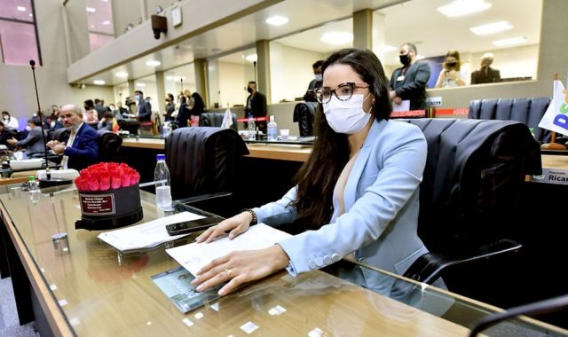 Deputada entra no acordo do governo e DPE para plano de oxigênio a Coari