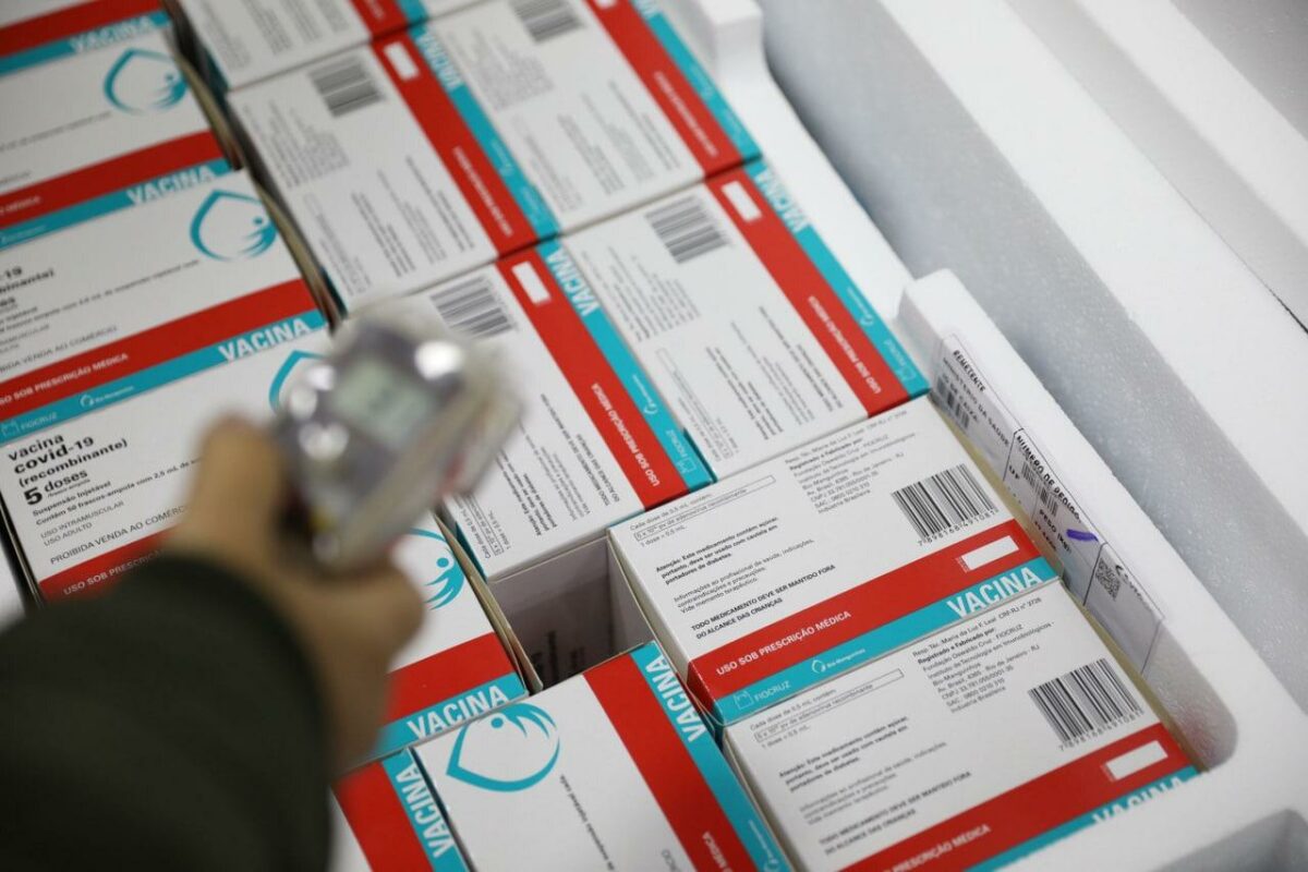 Amazonas recebe 64,7 mil doses de vacinas, só 1,2 mil da Coronavac