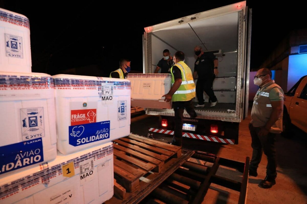 Governo do Amazonas recebe 98.500 doses de vacina contra a Covid-19
