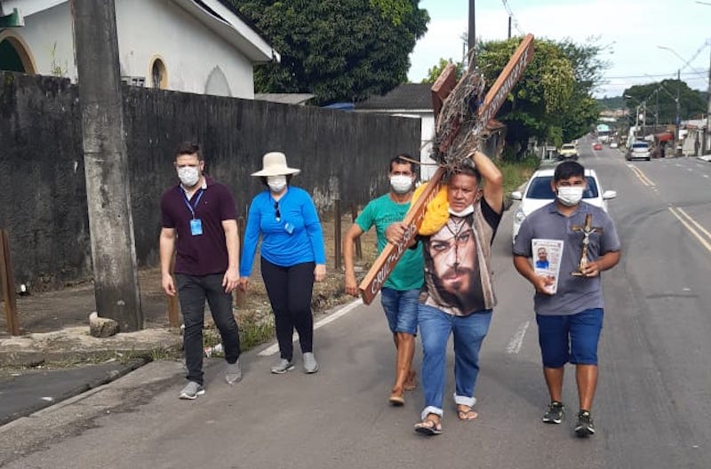 Juarez Lima carrega cruz