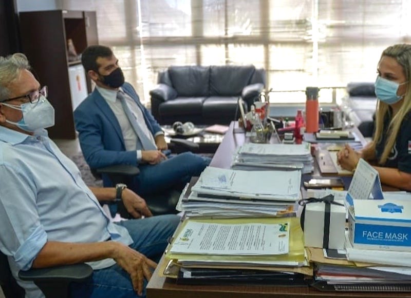 Pauderney Avelino foi à delegacia de política registrar queixa contra o dono do jornal Diário do Amazonas