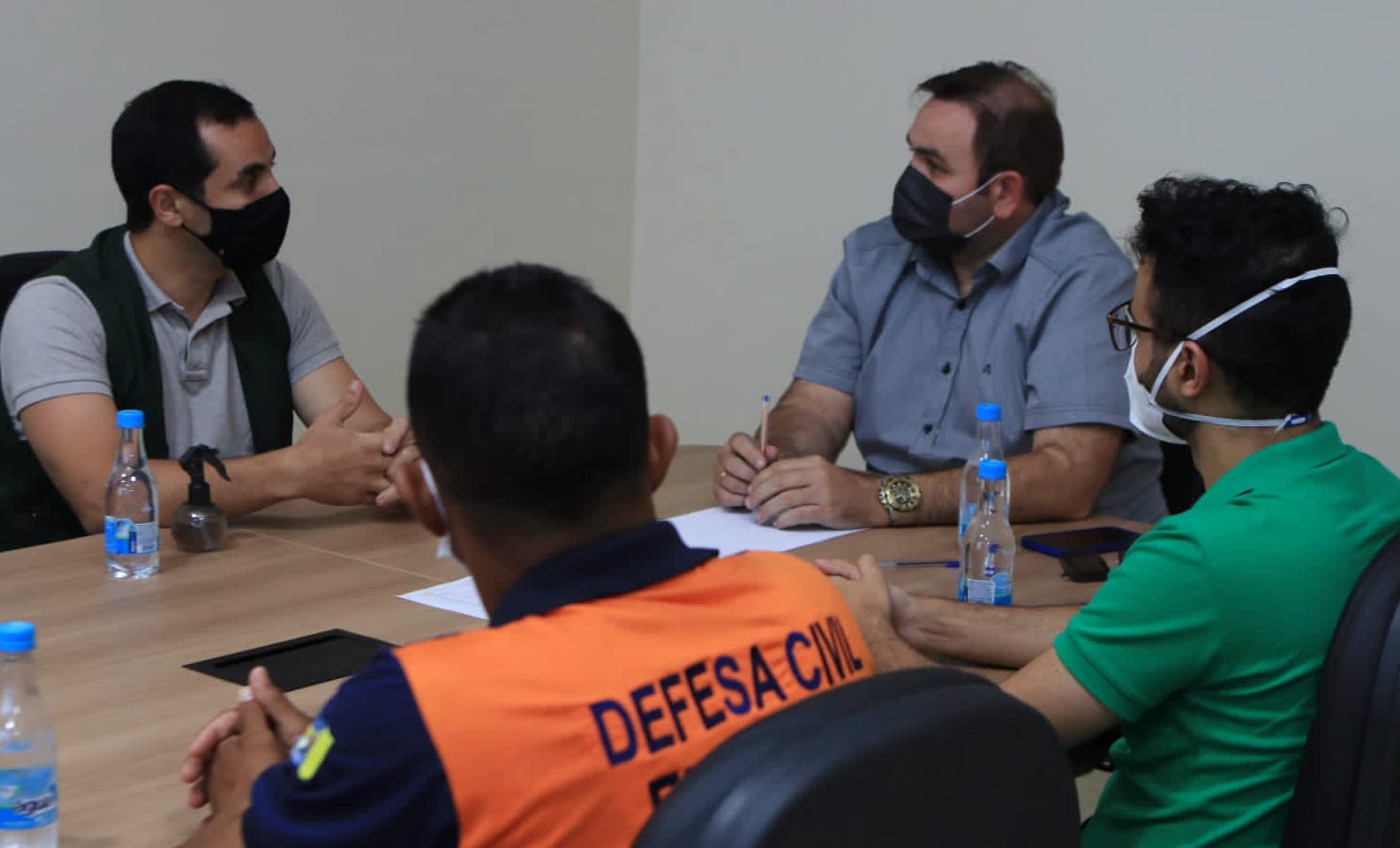 Raylan discute com defensores sobre enchente