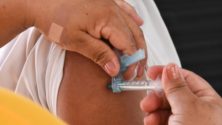 Idosos e professores recebem vacina contra a Influenza