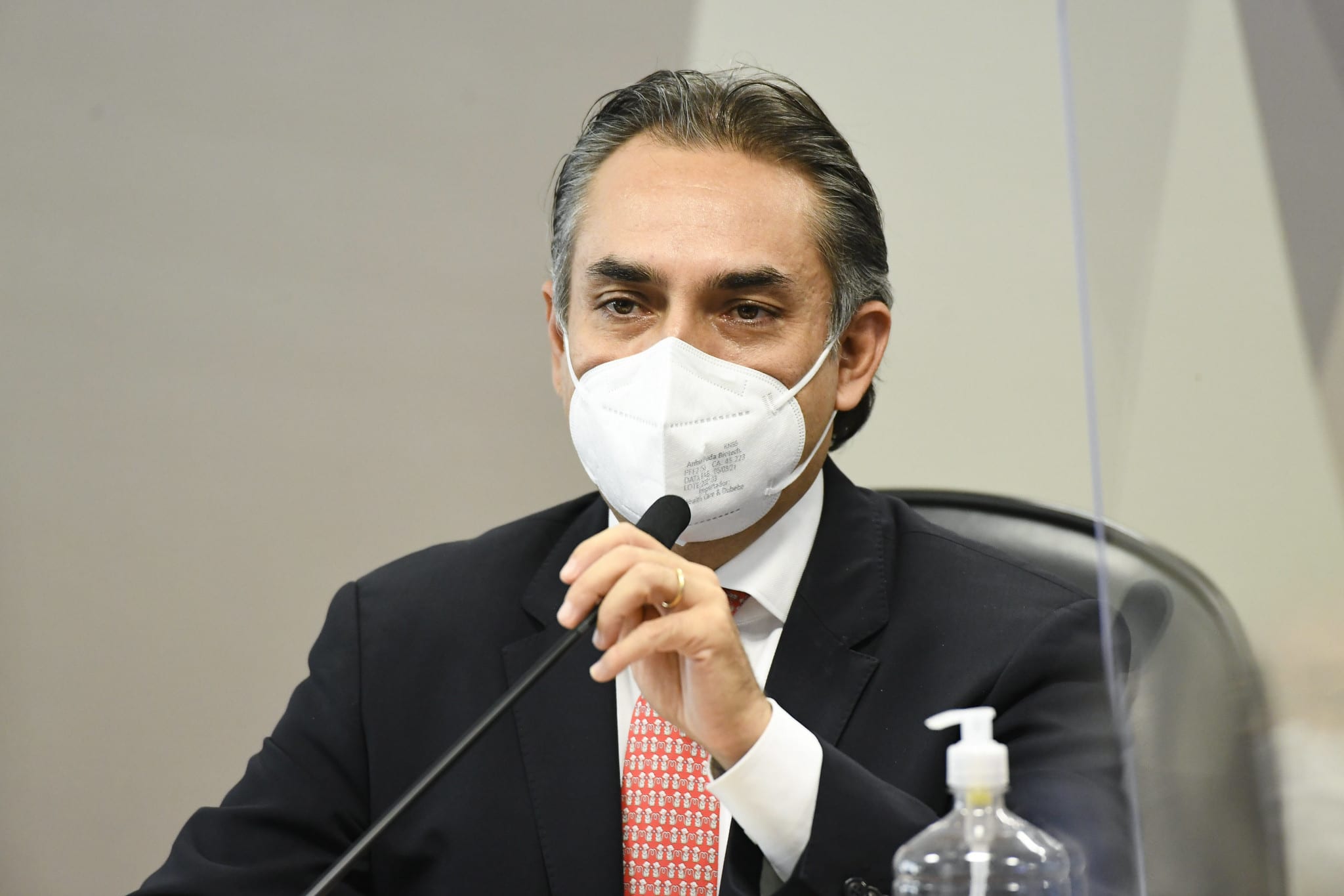 Gerente da Pfizer diz que Carlos Bolsonaro participou de reunião