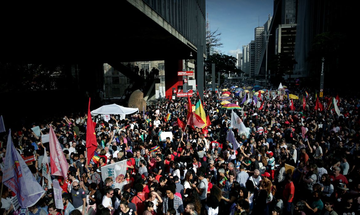Manifestações de rua aumenta preocupação de Bolsonaro