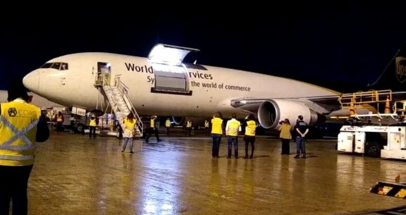 aviao, aterrissa, vacinas, pfizer