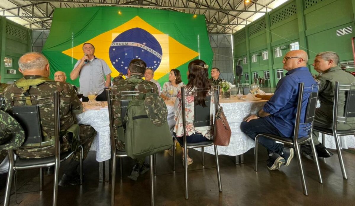Bolsonaro diz ao comandante do Exército para aliviar Pazuello