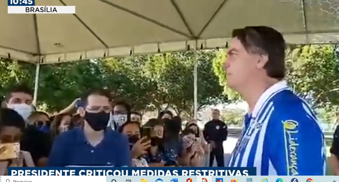 Bolsonaro diz a apoiadores que vai querer apuração do "Caso de Manaus"