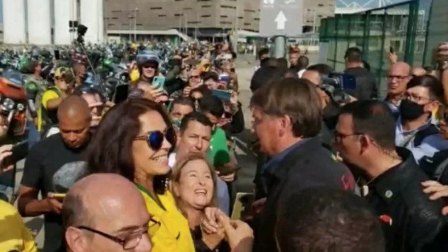 Bolsonaro participa de passeio e provoca aglomerações no Rio