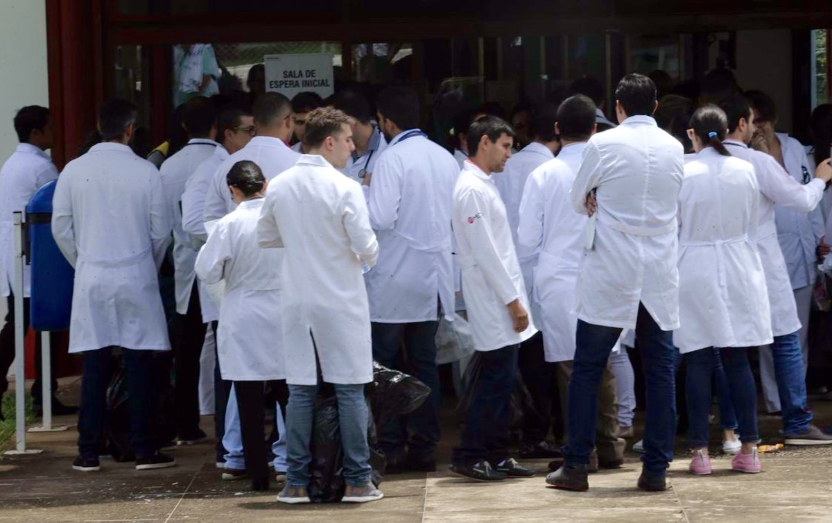 Campelo propõe jornada de 30 horas e piso salarial a enfermeiros