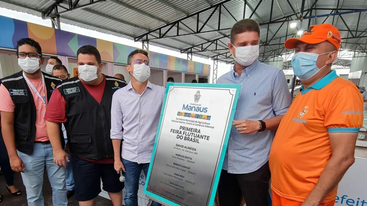 Cantando Abílio Farias e Diana, prefeito entrega feira flutuante de Manaus