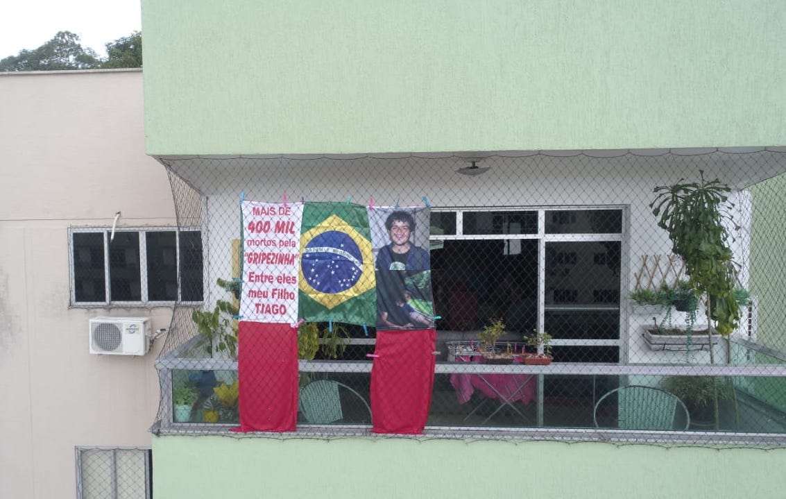 Mãe realiza protesto contra os 400 mil mortos da covid-19