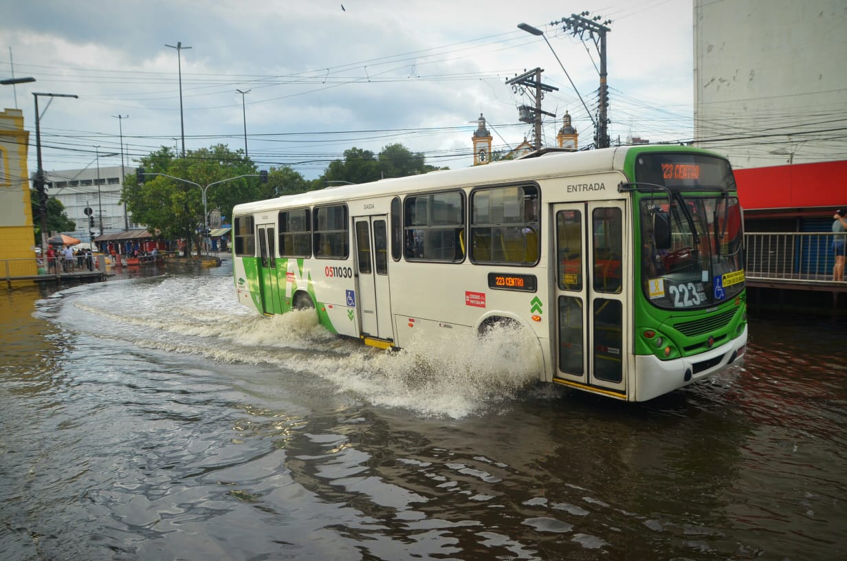 Mesmo perdendo força, rio Negro está a 8 cm da cheia recorde