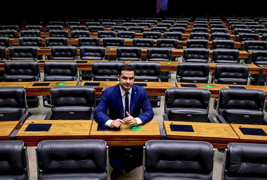 Deputado do AM sugere cartão-alimentação a estudante no país