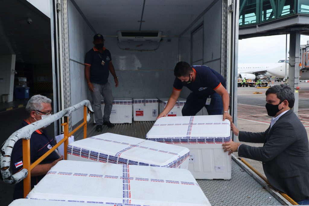 Amazonas recebe lote com 99 mil doses de vacina Astrazeneca