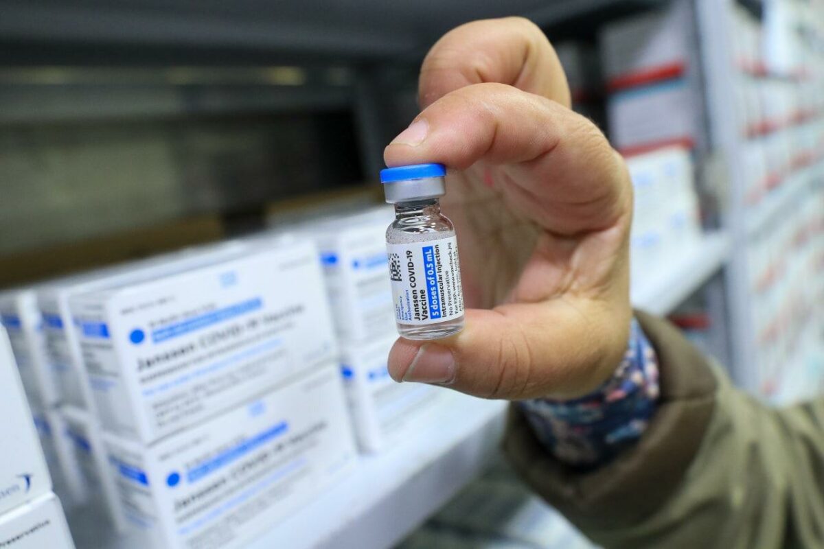 AM recebe 106 mil doses de Coronavac, Astrazeneca e da inédita Janssen