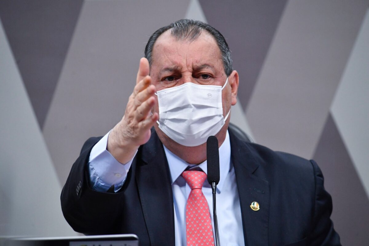 Aziz perde paciência com bolsonarista na CPI: ‘Vem falar m. dessa'